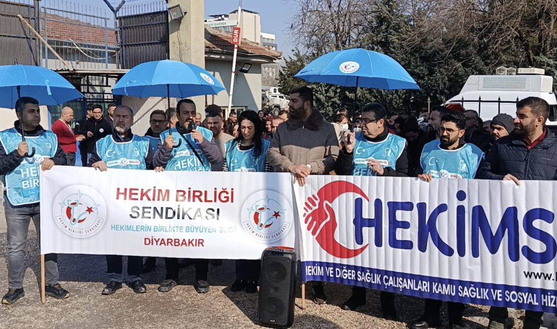 Hekim Birliği Sendikası Diyarbakır Şubesi yağmurlu bir havada Dağkapı Devlet